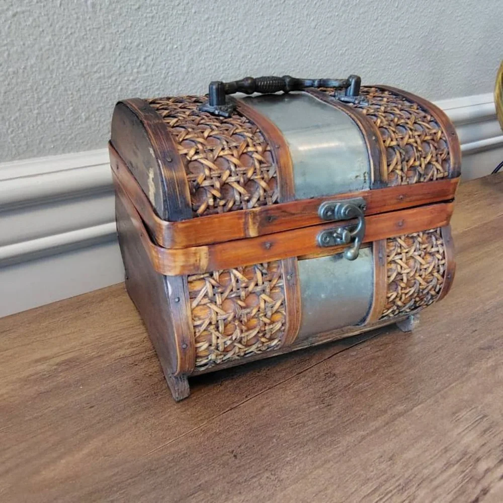 Vtg Wooden Rattan Treasure Trinket Box Brown Latched Brass Ornate Handle